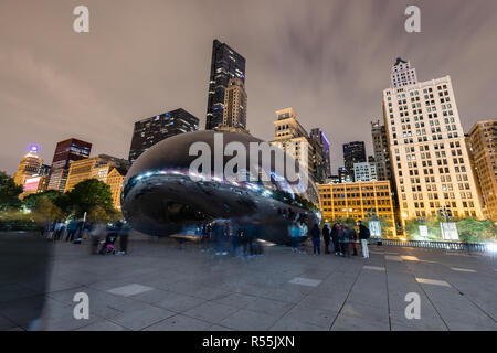 Cloud Gate, soprannominato "Fagiolo,' è situato su Michigan Avenue entro la città il Millennium Park, che offre arte, musica e teatro al pubblico. Foto Stock