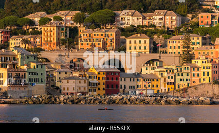 Tipiche case colorate nel lungomare di Bogliasco, vicino a Genova Foto Stock