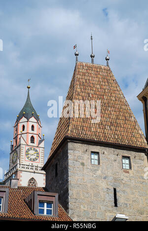 Merano, Alto Adige, Italia: la torre della chiesa di San Nicola e la Bozener Tor (Bolzano) di gate Foto Stock