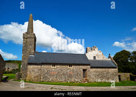 La vecchia chiesa abbaziale sull isola di Caldey, vicino Tenby, Wales, Regno Unito. Foto Stock