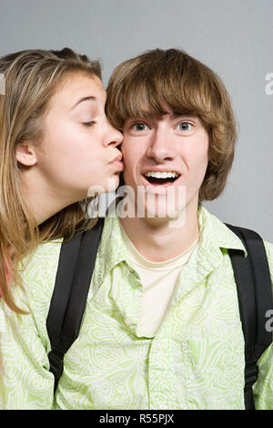 Ragazza ragazzo che dà un bacio sulla guancia Foto Stock