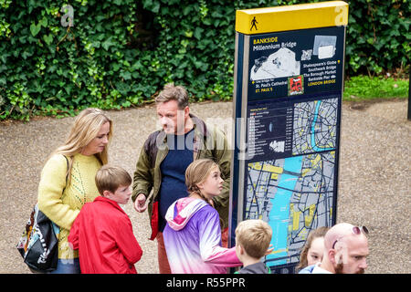 Londra Inghilterra,UK,Regno Unito Gran Bretagna,Bankside,legibile London Wayfaring cartello,sulla mappa pedonale strada,indicazioni,adulti uomo uomo uomini maschi,WO Foto Stock