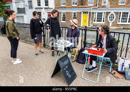 Londra Inghilterra,UK,Southwark,Bankside,poeti di strada,verse to go,artisti di strada letterari,poeti spontanei,professione insolita,macchina da scrivere,uomo maschio,wom Foto Stock