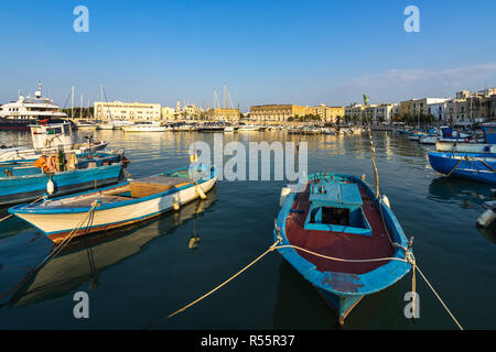 Tradizionali barche da pesca ormeggiate nel porto di Trani, Puglia, Italia Foto Stock