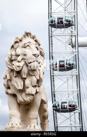 Londra Inghilterra,UK,South Bank,Westminster Bridge,London Eye gigante ruota panoramica,osservatorio ruota,attrazione,Red Lion,scultura in pietra di Coade,William Fred Foto Stock