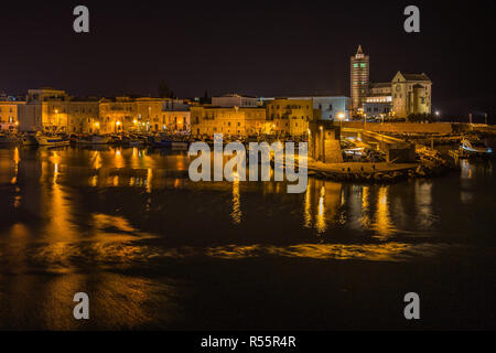 Notte cityscape con la Cattedrale di Trani, Puglia, Italia Foto Stock