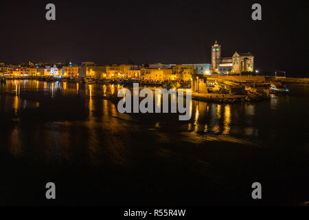 Notte cityscape con la Cattedrale di Trani, Puglia, Italia Foto Stock