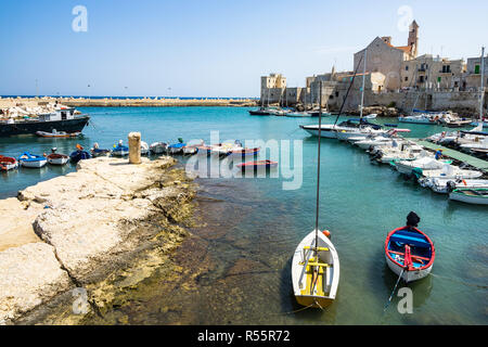 Bellissima vista di Giovinazzo porta con coloratissime barche di pescatori, Puglia, Italia Foto Stock