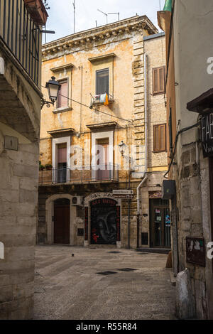Una piccola piazza tipica in Bari città vecchia, Puglia, Italia Foto Stock