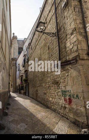 Una strada stretta in Bari centro storico, chiamato in Italiano 'Bari vecchia", Puglia, Italia Foto Stock