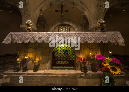 La tomba di San Nicola nella cripta della Basilica di San Nicola di Bari, Puglia, Italia Foto Stock