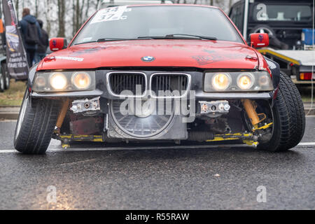 Zgierz / Polonia, 24 Novembre 2018: sport amatoriale drifting auto anteriore closeup Foto Stock