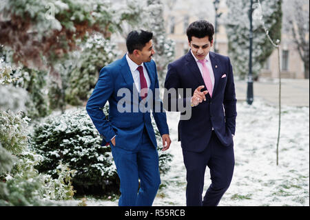 Due eleganti indiano mans alla moda modello sulla tuta poste al giorno d'inverno. Foto Stock