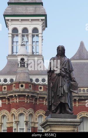 Statua di scienziato di fama, Sir Isaac Newton in Grantham Town Center, Lincolnshire,l'Inghilterra, Regno Unito Foto Stock