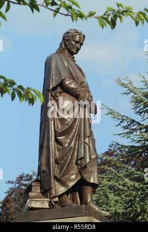 Statua di scienziato di fama, Sir Isaac Newton in Grantham Town Center, Lincolnshire,l'Inghilterra, Regno Unito Foto Stock