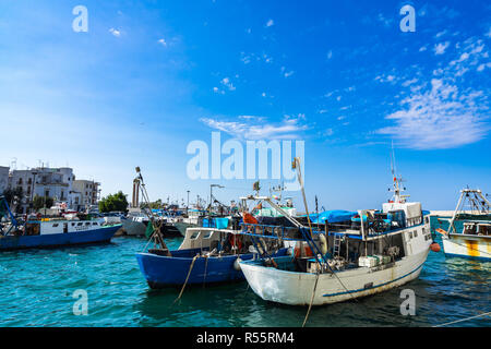 Barche da pesca pronta a salpare dal porto di Monopoli. Monopoli Puglia, Italia, Agosto 2017 Foto Stock