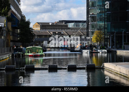 London, Regno Unito - 18 Ottobre 2018: Narrowboats sull'acqua a Paddington Basin appena dietro di Praed Street Foto Stock