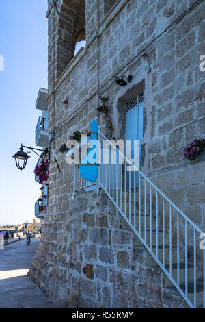 Tradizionale edificio decorato con fiori sul lungomare di Monopoli, Puglia, Italia Foto Stock