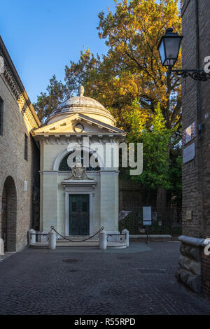 Tomba del poeta italiano Dante Alighieri, Ravenna, Emilia Romagna, Italia Foto Stock