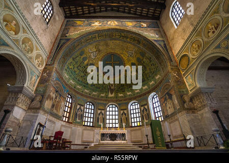 Abside della Basilica di Sant'Apollinare in Classe decorate con mosaici. Ravenna, Emilia Romagna, Italia, Agosto 2017 Foto Stock
