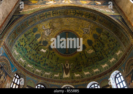 Magnifici mosaici di Sant'Apollinare in Classe Basilica, un raffinato esempio dell'arte bizantina. Ravenna, Emilia Romagna, Italia, Agosto 2017 Foto Stock