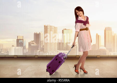 Traveler donna asiatica valigetta a piedi Foto Stock