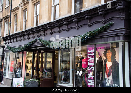 Bath, Regno Unito - 13 Ottobre 2018: decorazioni natalizie eseguito sopra l'entrata di Jollys department store, parte della House of Fraser, gruppo Foto Stock