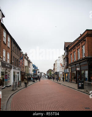 Chichester, Regno Unito - 06 Ottobre 2018: una vista dei negozi e dello shopping lungo la strada del Sud Foto Stock