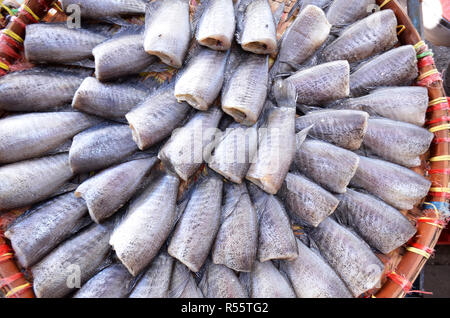 Mare mercato alimentare in Maeklong mercato ferroviario Foto Stock