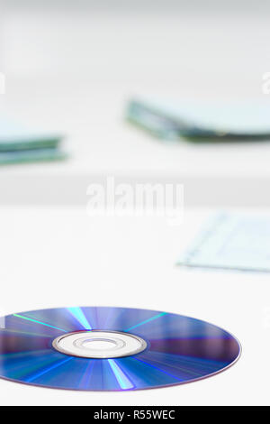 Compact disc su scrivania Foto Stock