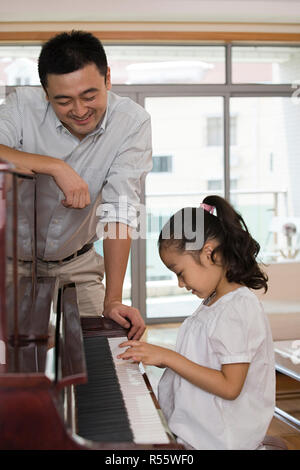 Padre e figlia suonare il pianoforte Foto Stock