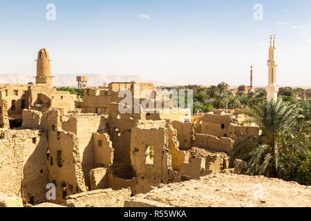 Oasi. Rovine di antiche arabo medio oriente città costruita di mattoni di fango, vecchia moschea con minareto. Al Qasr, Dakhla Oasis, Western Desert, Egitto, Africa. Foto Stock