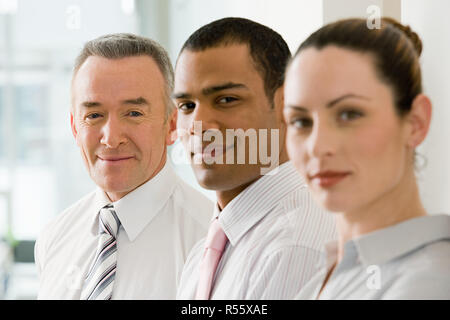 Tre colleghi di lavoro in una riga Foto Stock