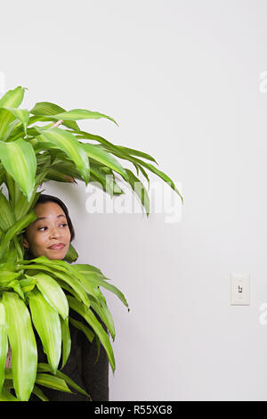 Imprenditrice nascondersi dietro a impianto di office Foto Stock