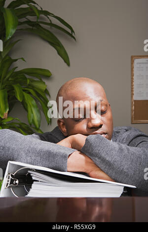 Imprenditore dormire sul posto di lavoro Foto Stock