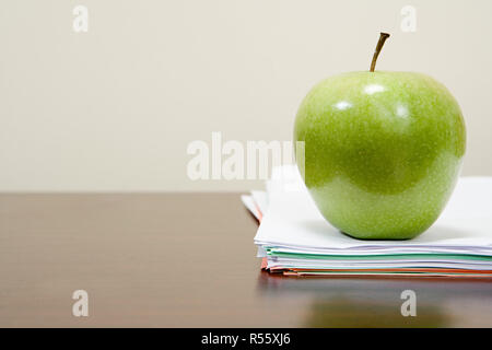 Apple su una pila di carte Foto Stock