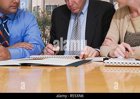 Gli imprenditori che lavorano insieme Foto Stock