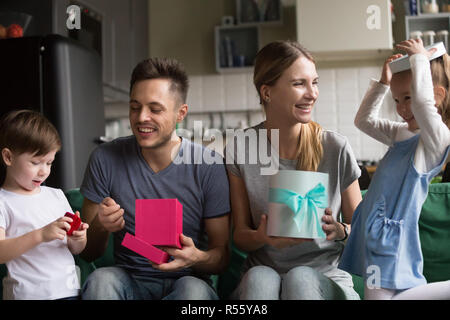 Felice grande famiglia disimballaggio doni con il figlio e la figlia Foto Stock