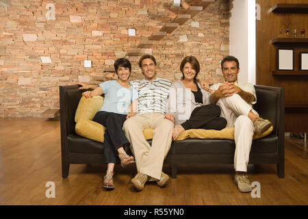 Cresciuta la famiglia sul divano Foto Stock
