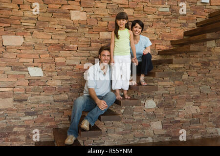 Famiglia sui gradini Foto Stock