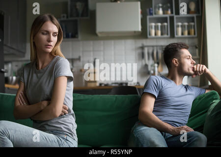 Offeso sconvolto l uomo e la donna seduta separatamente sul lettino Foto Stock