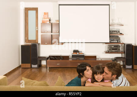 I genitori di baciare la figlia Foto Stock