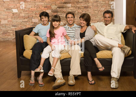 Famiglia su un divano Foto Stock