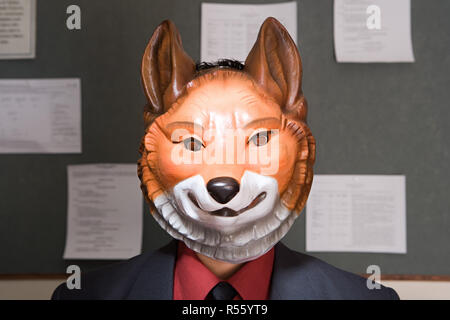 Lavoratore di ufficio di indossare una maschera Foto Stock