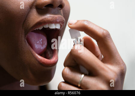 Donna che utilizza il respiro rinfrescante Foto Stock