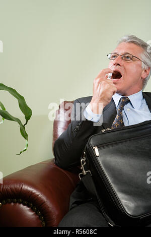 Uomo che utilizza il respiro rinfrescante Foto Stock