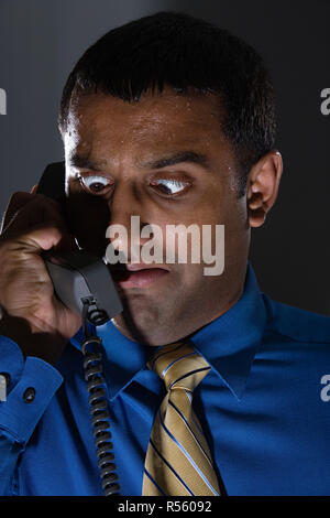 Terrorizzato Uomo al telefono Foto Stock