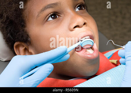 Ragazzo avente denti esaminati Foto Stock