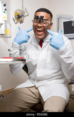 Dentista indossando dentale loupes binocolo Foto Stock