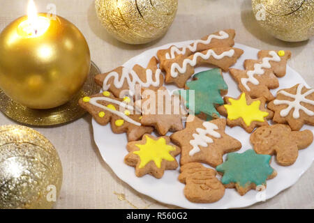 Gingerbread Avvento tradizionali biscotti fatti in casa sulla piastra con candela, vista dall'alto Foto Stock